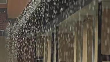 4K夏季窗外暴雨视频的预览图